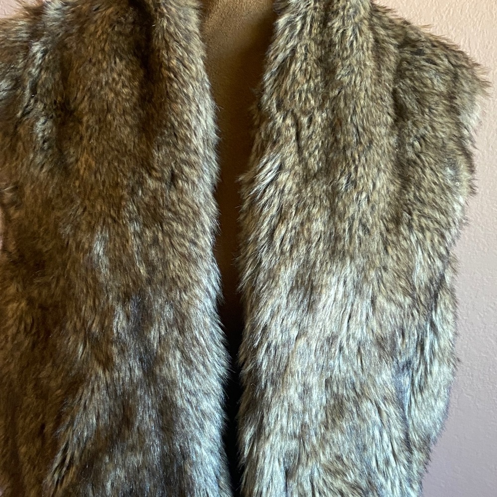 Sebby Women's Plush Faux Fur Vest - Picture 2 of 9